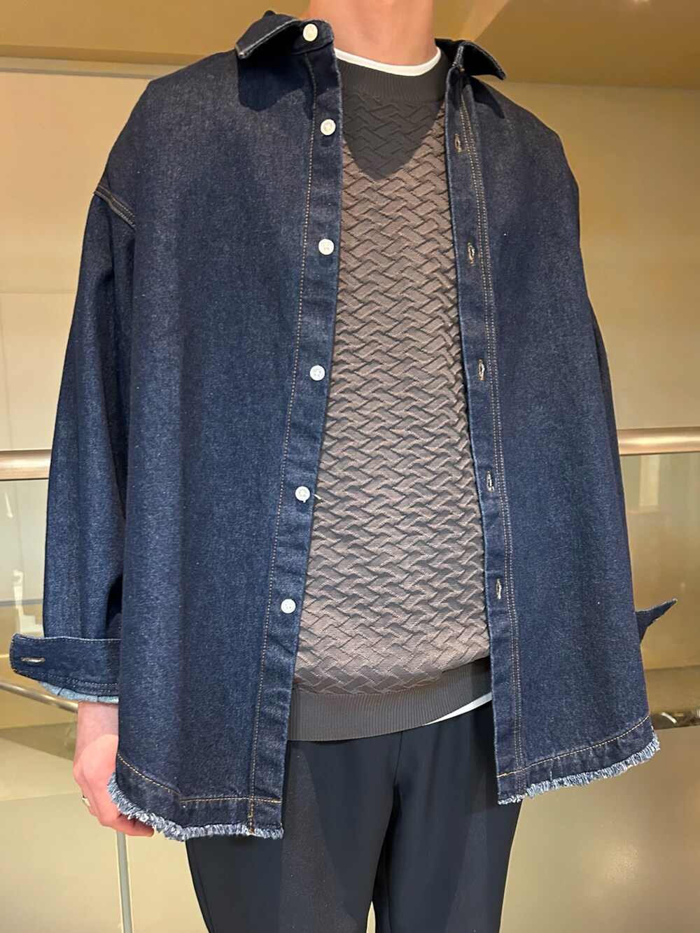 ブルー系のシャツ/ブラウス、グレー系のTシャツ/カットソー、ブルー系のその他パンツを着用したメンズの春コーディネートの2枚目の写真