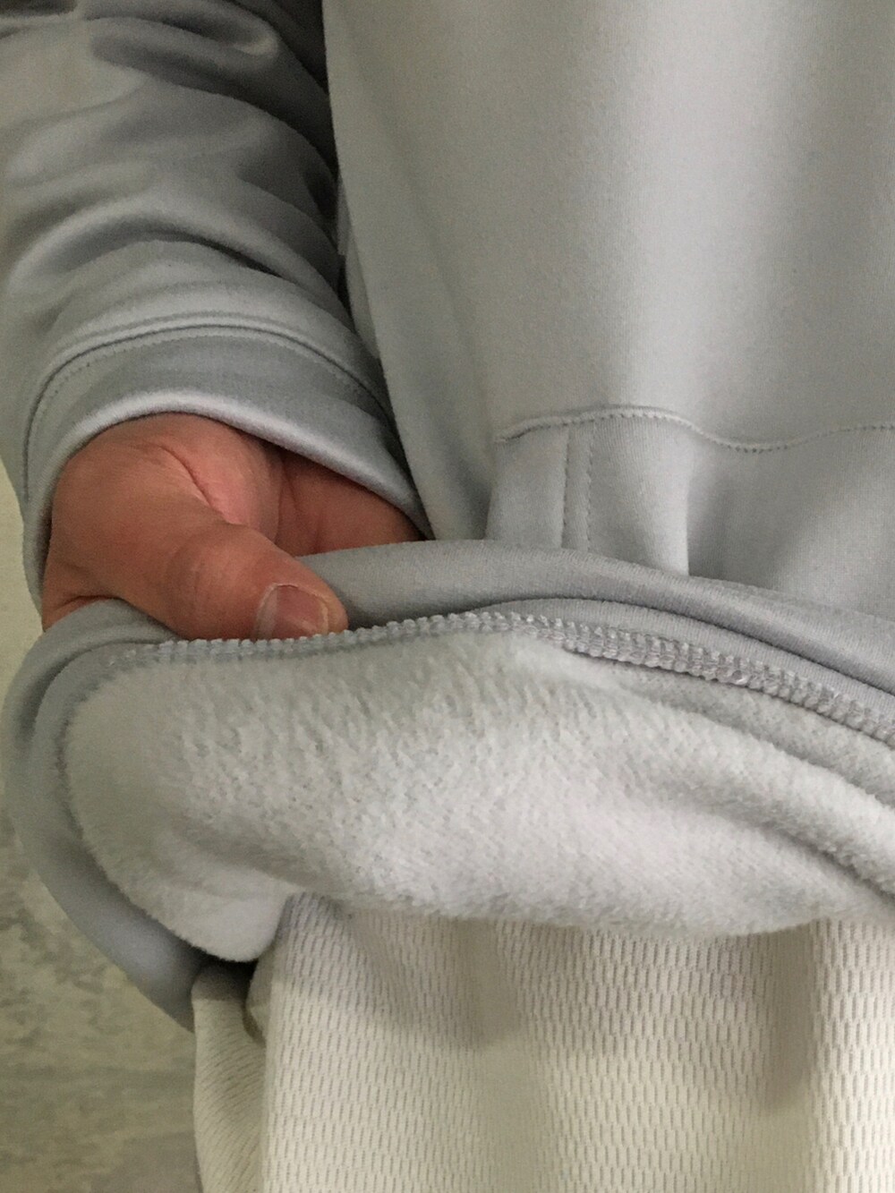 グレー系のステンカラーコート、グレー系のパーカー、グレー系のその他パンツを着用したメンズの冬コーディネートの3枚目の写真
