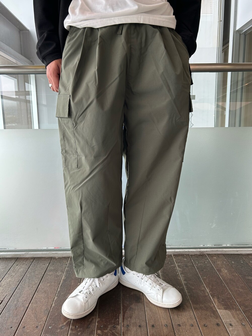 グリーン系のカーゴパンツ、ブラック系のカーディガン/ボレロを着用したメンズの秋コーディネートの2枚目の写真