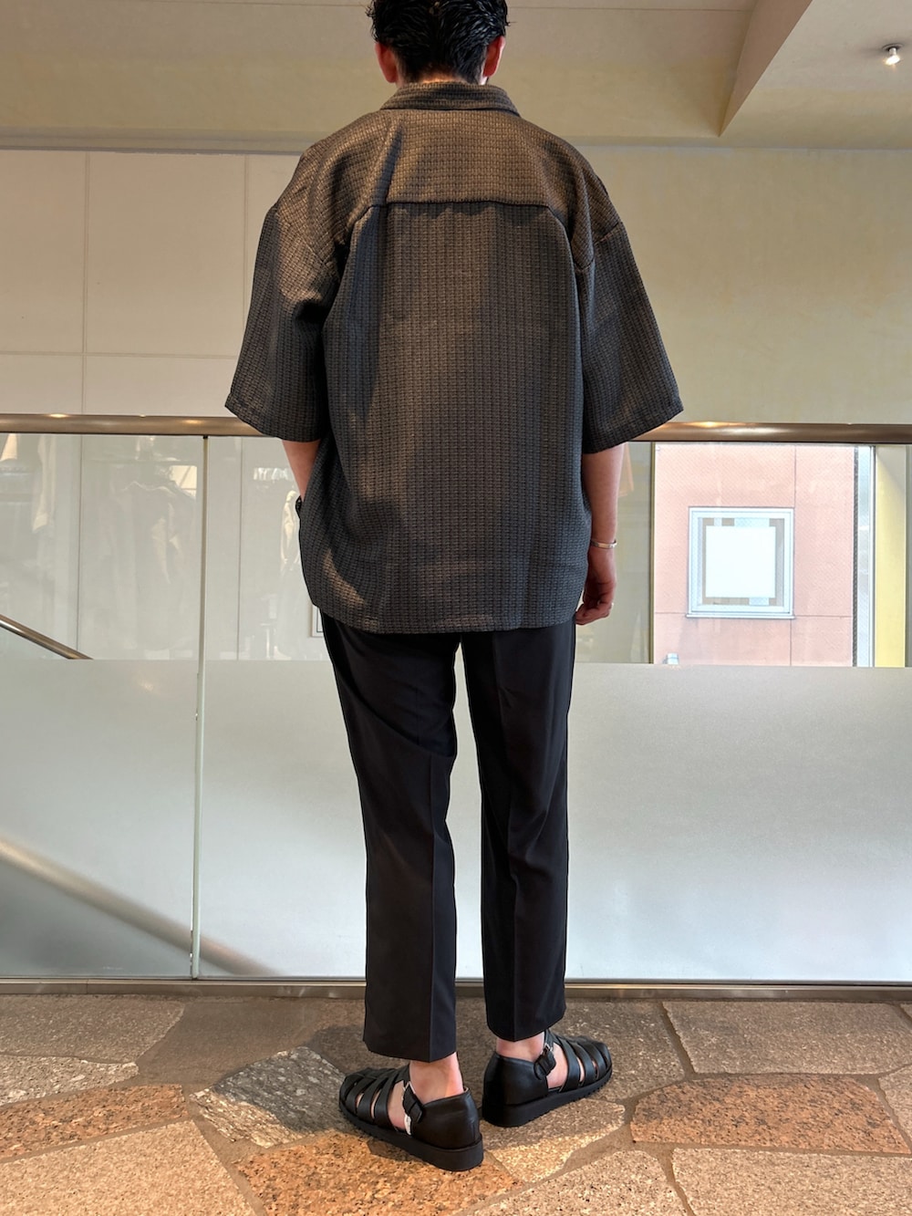 ブラック系のシャツ/ブラウス、ブラック系のスラックス、ブラック系のタンクトップを着用したメンズの春コーディネートの3枚目の写真