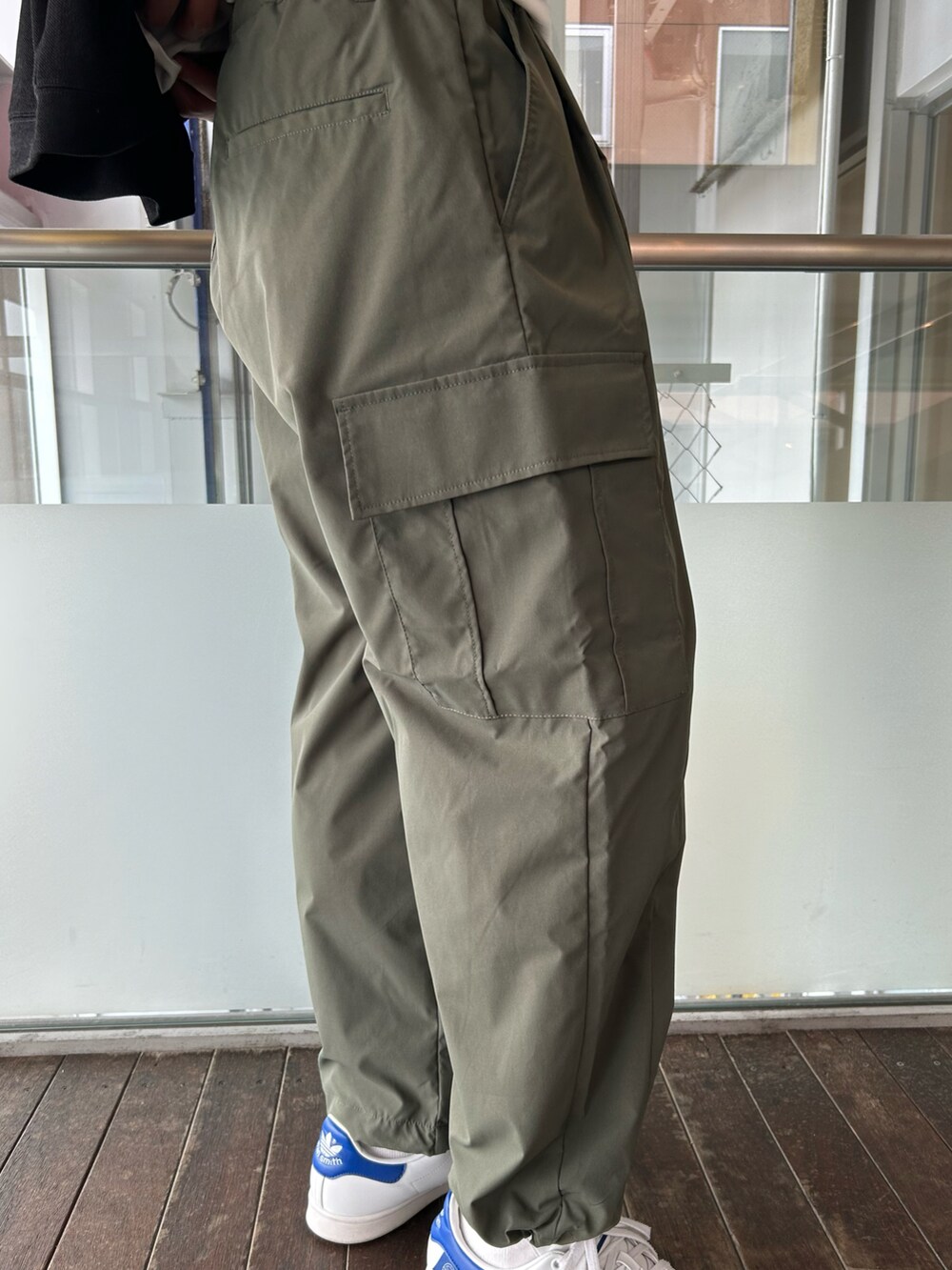 グリーン系のカーゴパンツ、ブラック系のカーディガン/ボレロを着用したメンズの秋コーディネートの4枚目の写真