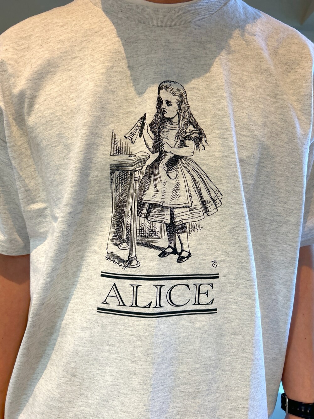 グレー系のTシャツ/カットソー、グリーン系のカーゴパンツを着用したメンズの夏コーディネートの2枚目の写真