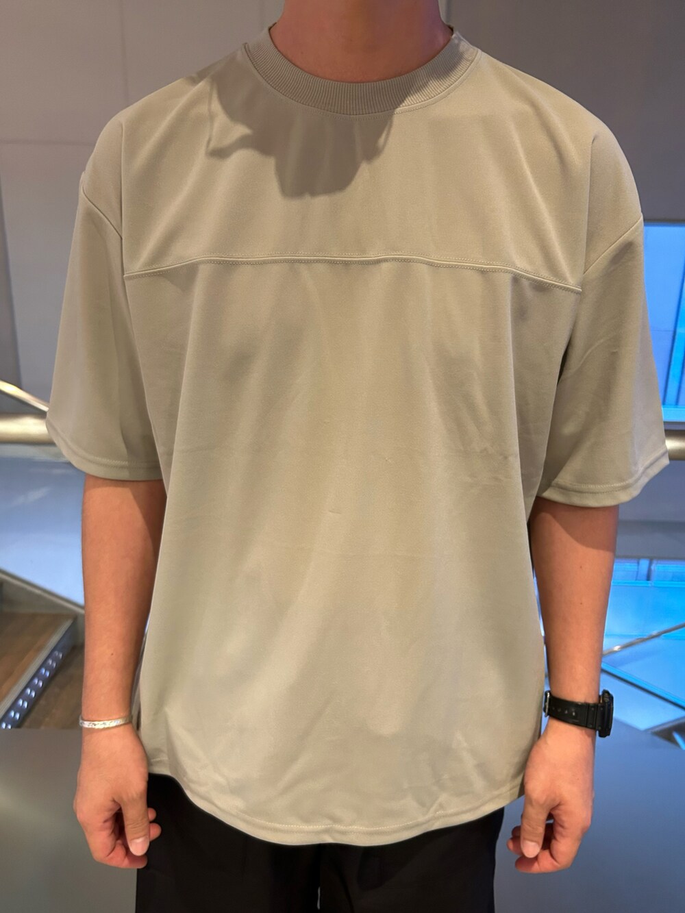 ベージュ系のTシャツ/カットソー、ブラック系のその他パンツを着用したメンズの夏コーディネートの2枚目の写真