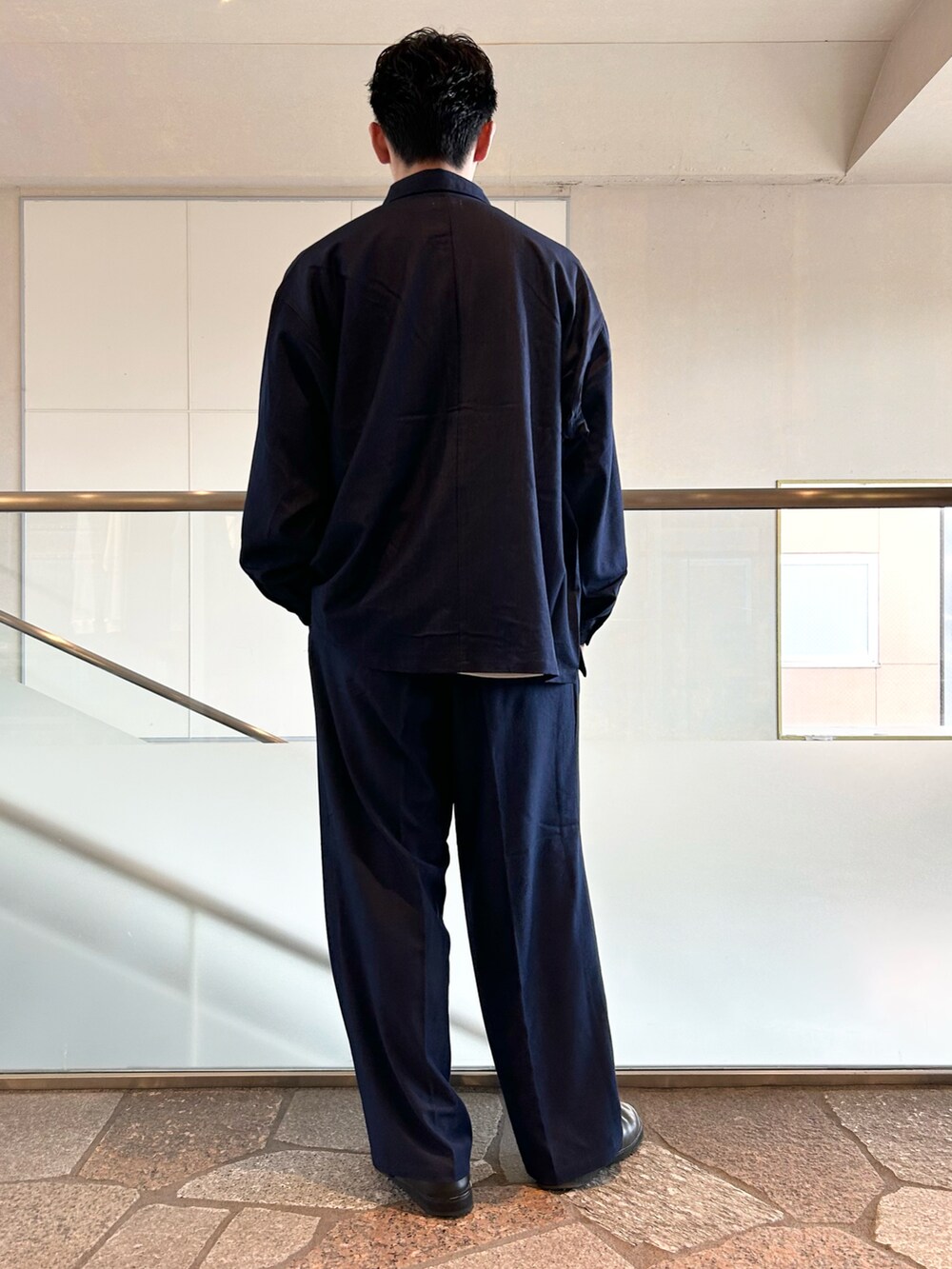 ブルー系のシャツ/ブラウス、ブルー系のデニムパンツ、ホワイト系のTシャツ/カットソーを着用したメンズの秋コーディネートの4枚目の写真