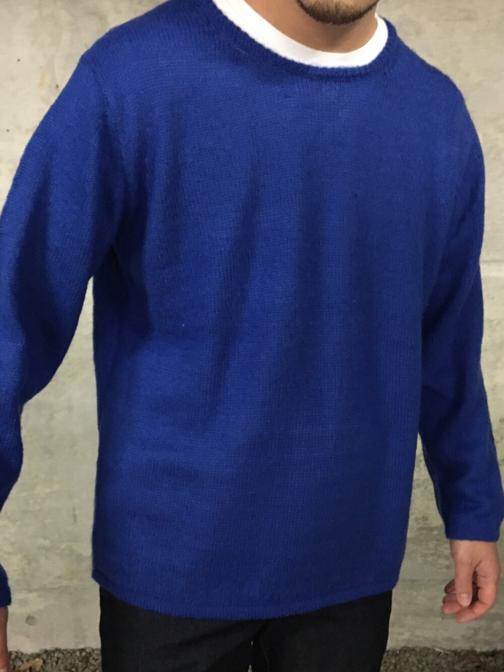 ブルー系のニット/セーター、ブルー系のデニムパンツを着用したメンズの冬コーディネートの2枚目の写真