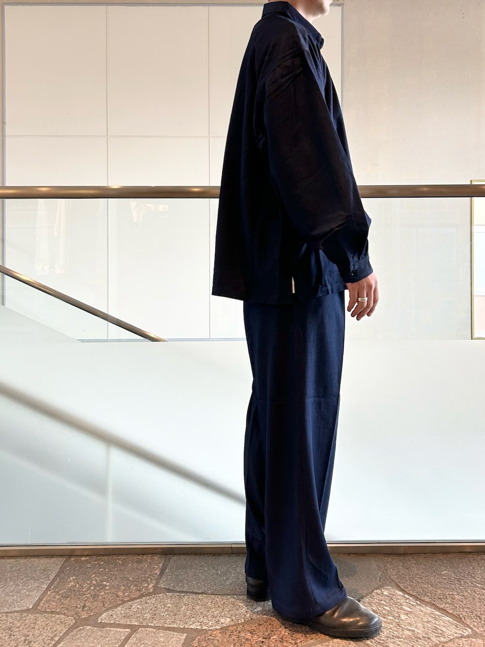 ブルー系のシャツ/ブラウス、ブルー系のデニムパンツ、ホワイト系のTシャツ/カットソーを着用したメンズの秋コーディネートの3枚目の写真