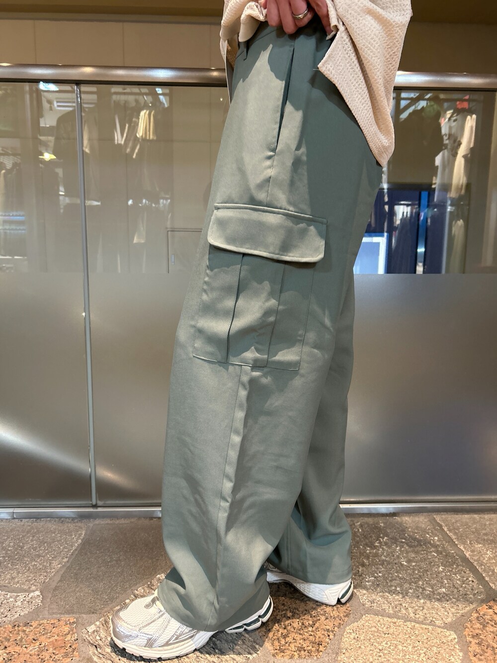 ホワイト系のシャツ/ブラウス、グリーン系のカーゴパンツを着用したメンズの春コーディネートの5枚目の写真