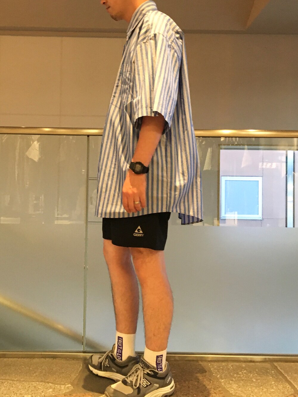 ブルー系のシャツ/ブラウス、グレー系のTシャツ/カットソー、ブラック系のカーゴパンツを着用したメンズの夏コーディネートの2枚目の写真