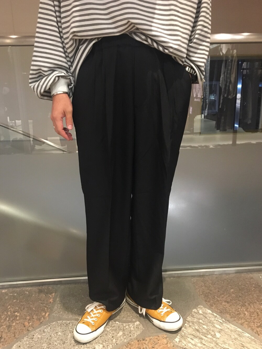 ホワイト系のTシャツ/カットソー、ブラック系のスラックスを着用したメンズの秋コーディネートの3枚目の写真