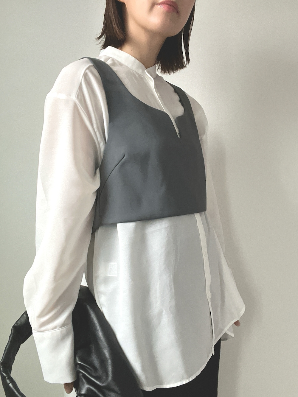 ブラック系のショルダーバッグ、ブラック系のスカート、ブラック系のサンダルを着用したレディースの夏コーディネートの2枚目の写真