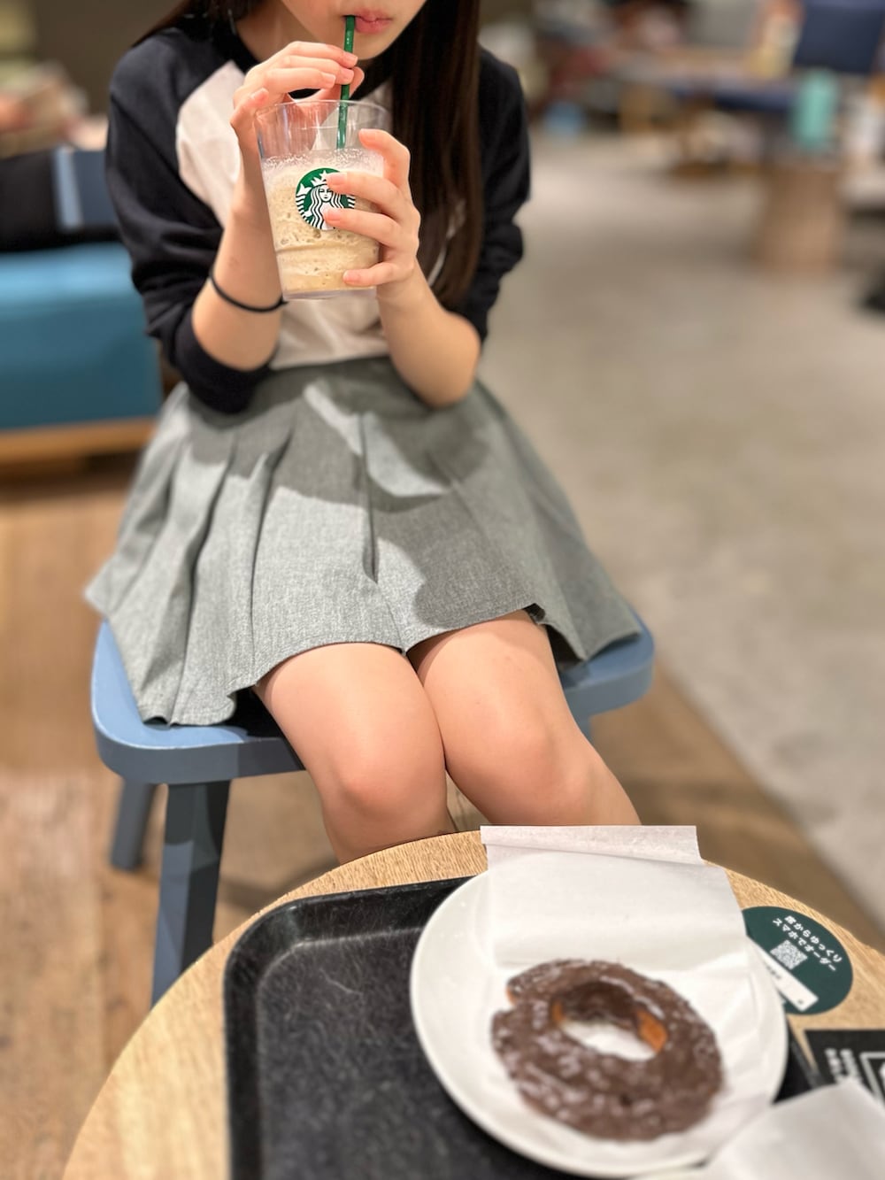 ホワイト系のTシャツ/カットソー、ブラック系のショルダーバッグ、グレー系のスカートを着用したキッズの秋コーディネートの3枚目の写真