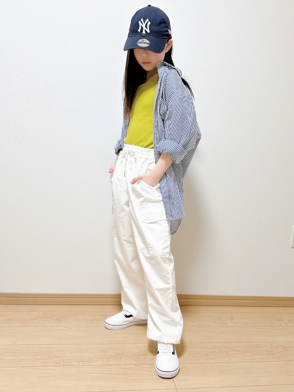 ホワイト系のスニーカー、ホワイト系のカーゴパンツ、ブルー系のシャツ/ブラウスを着用したキッズの冬コーディネートの2枚目の写真
