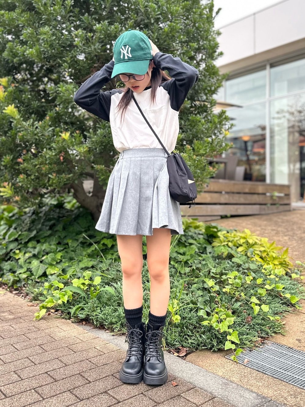 ホワイト系のTシャツ/カットソー、ブラック系のショルダーバッグ、グレー系のスカートを着用したキッズの秋コーディネートの2枚目の写真