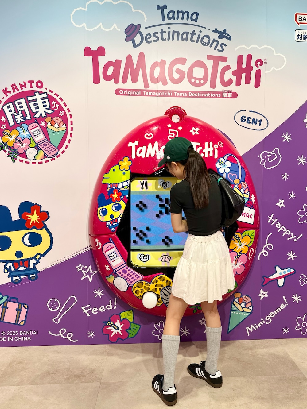 ブラック系のTシャツ/カットソー、ブラック系のスニーカー、ブラック系のハンドバッグを着用したキッズの夏コーディネートの2枚目の写真