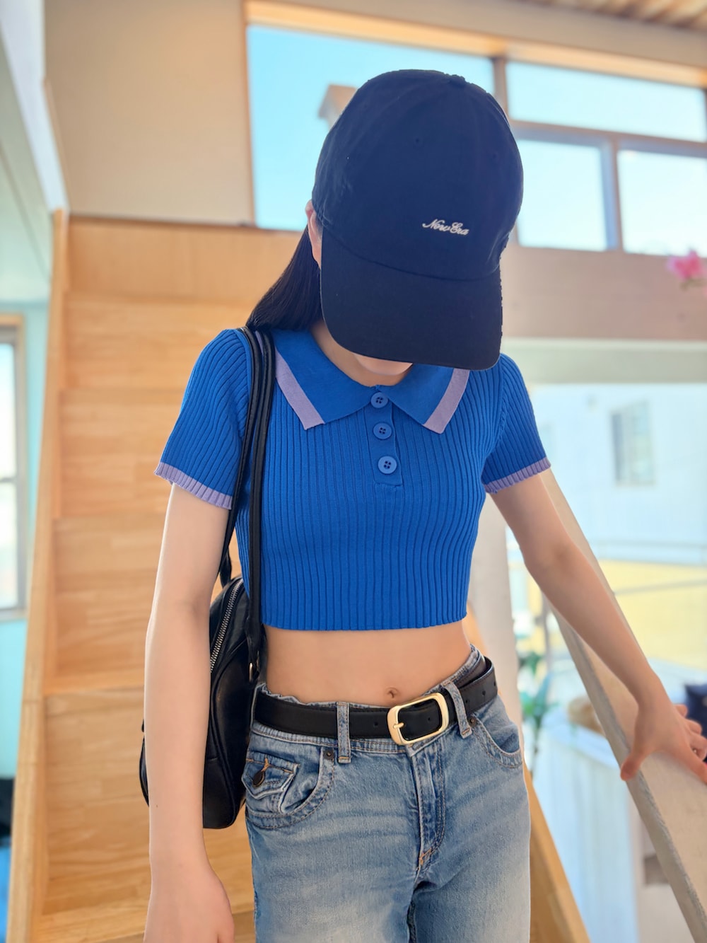 ブルー系のポロシャツ、ブルー系のデニムパンツ、ブラック系のローファーを着用したキッズの春コーディネートの2枚目の写真