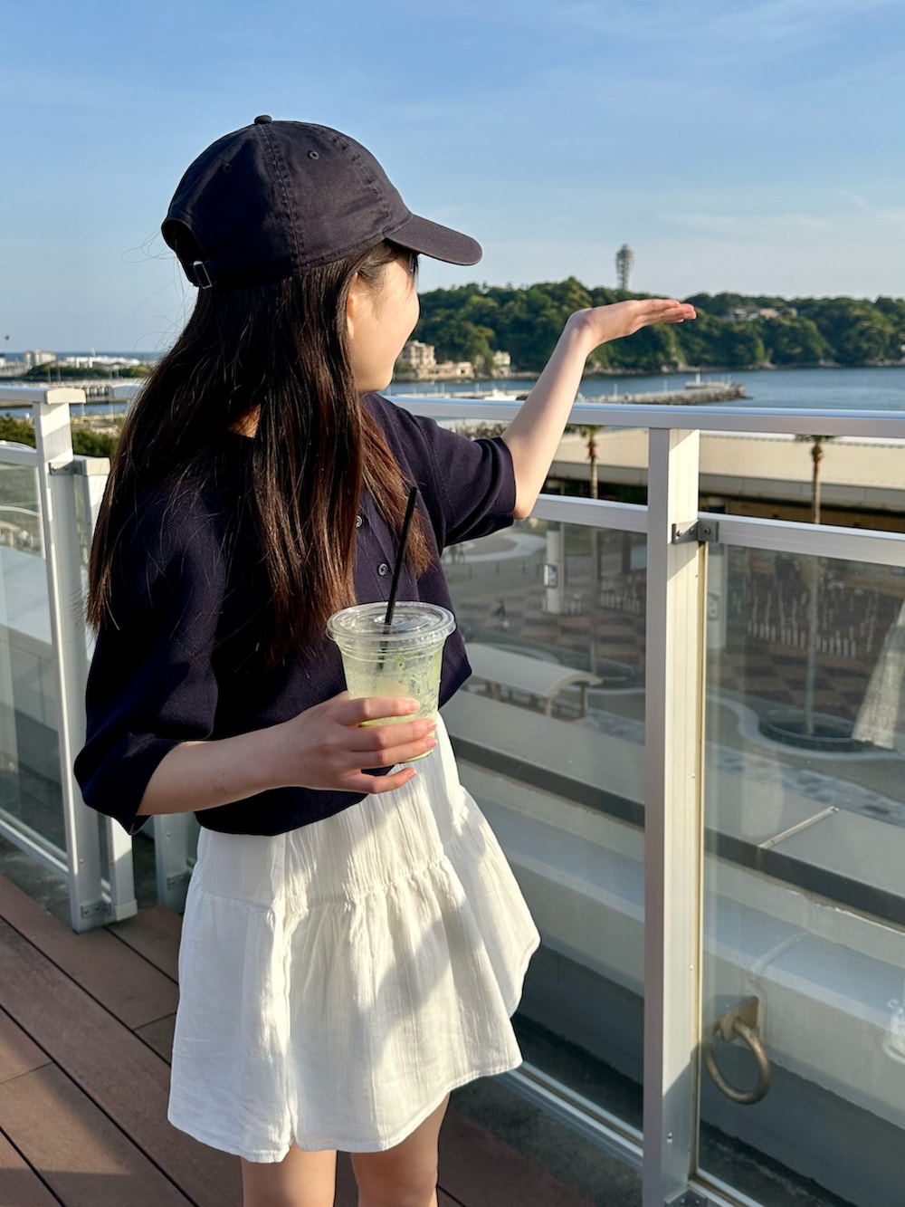 ホワイト系のスニーカー、ホワイト系のスカート、その他のポロシャツを着用したキッズの春コーディネートの2枚目の写真