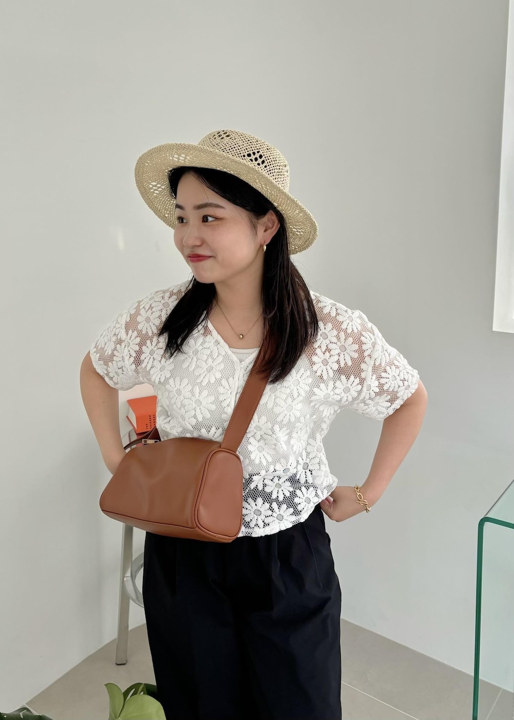 「154㎝、着映え、花柄、フェス、お出かけ、レース、ブラウス、ベージュ、ハット、つば広ハット、バケットハット、ショルダーバッグ、キャメル、ボディバッグ、ホワイト」｜「VISの横長ショルダーバッグ（ショルダーバッグ、ブラウン系）」を使った、MAIさん（レディース・154cm）の春コーディネートの5枚目の写真