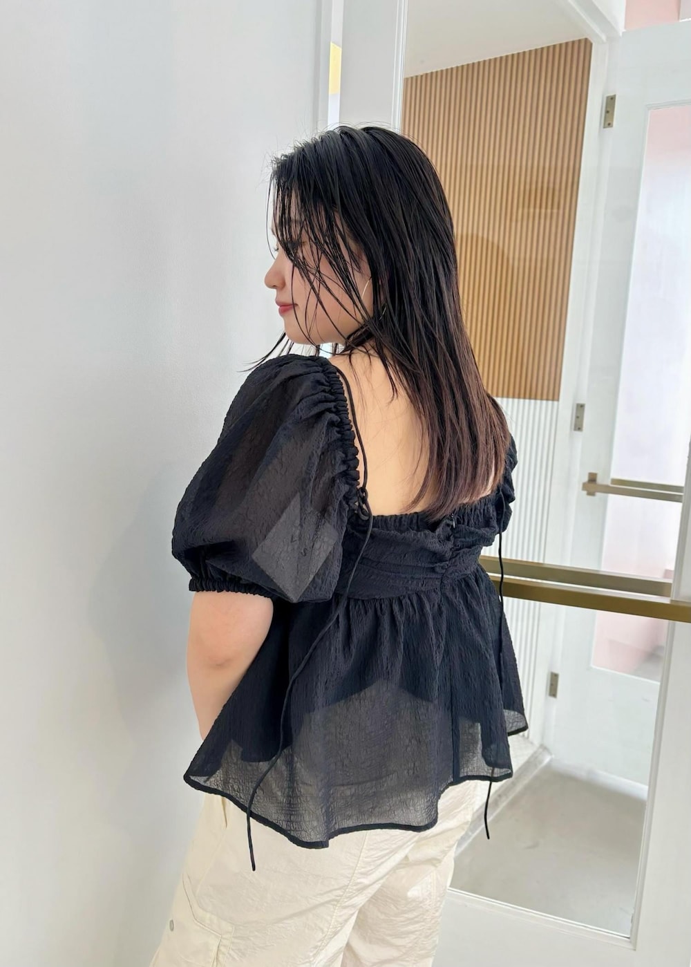 「154㎝、オフショル、LOTTO、コラボアイテム、カーゴパンツ、ハンドバッグ、ミニ、巾着、ブラック、ブラウス、半袖、パンツ、サンダル、グリーン、ヒール」｜「Juzeのストラップヒールサンダル（サンダル、グリーン系）」を使った、MAIさん（レディース・154cm）の夏コーディネートの6枚目の写真