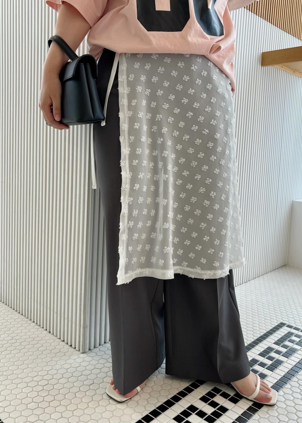 「154㎝、リラックスパンツ、コラボ、LOTTO、Tシャツ、ロゴ、半袖、プリント、グレー、パンツ、ワイド、十分丈、ストレート、サンダル、ヒール」｜「Juzeのストラップヒールサンダル（サンダル、ホワイト系）」を使った、MAIさん（レディース・154cm）の夏コーディネートの6枚目の写真
