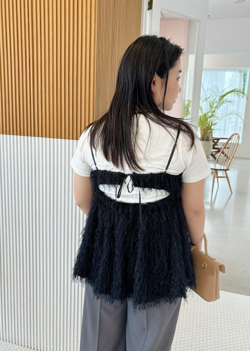 「154㎝、お出かけ、レイヤード、Tシャツ、新作、ブラック、ノースリーブ、フリンジ、キャミソール、ビスチェ、パンツ、グレー、ワイド、ホワイト、サンダル」｜「Juzeのストラップヒールサンダル（サンダル、ホワイト系）」を使った、MAIさん（レディース・154cm）の夏コーディネートの5枚目の写真