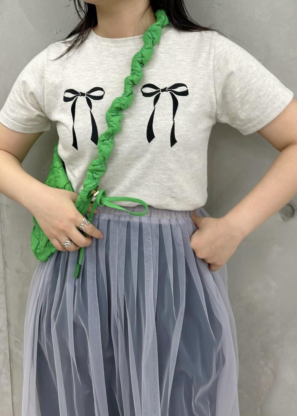 「154㎝、春コーデ、新作、レイヤード、お出かけ、ショルダーバッグ、グリーン、ポシェット、Tシャツ、ロゴ、半袖、スカート、ロング、ウエストゴム、ブラック」｜「Juzeのストラップヒールサンダル（サンダル、グリーン系）」を使った、MAIさん（レディース・154cm）の春コーディネートの2枚目の写真