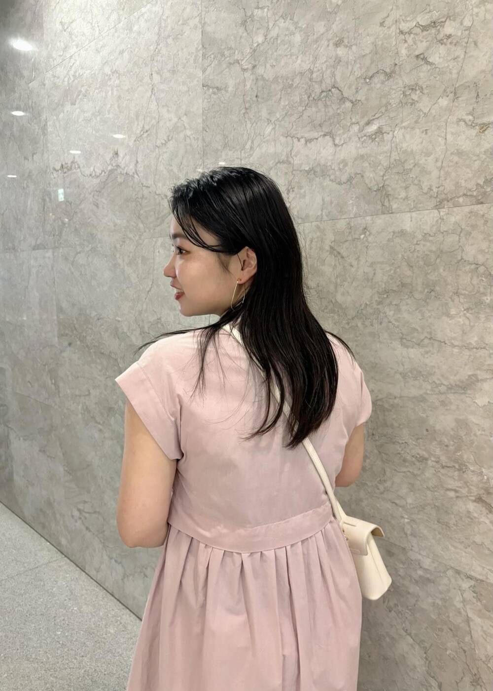 「154㎝、お出かけ、ワンピース、ピンク、フェミニン、キレイ目、VIS、低身長、骨格ストレート、ブルベ」｜「VISの【追加/新色】【2WAY】ひねり金具ワンハンドルミニショルダーバッグ（ショルダーバッグ、ホワイト系）」を使った、MAIさん（レディース・154cm）の春コーディネートの6枚目の写真