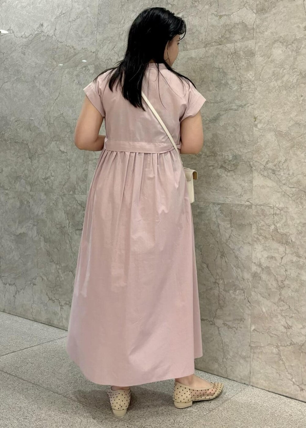 「154㎝、お出かけ、ワンピース、ピンク、フェミニン、キレイ目、VIS、低身長、骨格ストレート、ブルベ」｜「VISの【追加/新色】【2WAY】ひねり金具ワンハンドルミニショルダーバッグ（ショルダーバッグ、ホワイト系）」を使った、MAIさん（レディース・154cm）の春コーディネートの3枚目の写真