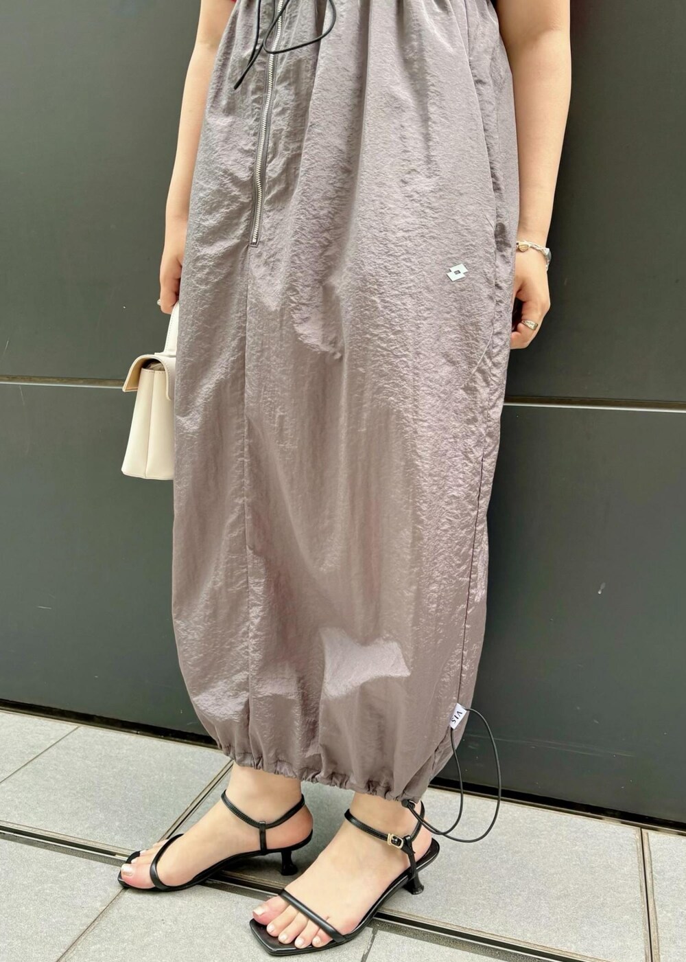 「154㎝、体型カバー、お出かけ、LOTTO、キャミワンピ、スクエア、Tシャツ、レッド、半袖、クルーネック、グレー、ロング、ワンピース、キャミソール、サンダル」｜「VISの【追加/新色】【2WAY】ひねり金具ワンハンドルミニショルダーバッグ（ショルダーバッグ、ホワイト系）」を使った、MAIさん（レディース・154cm）の夏コーディネートの4枚目の写真