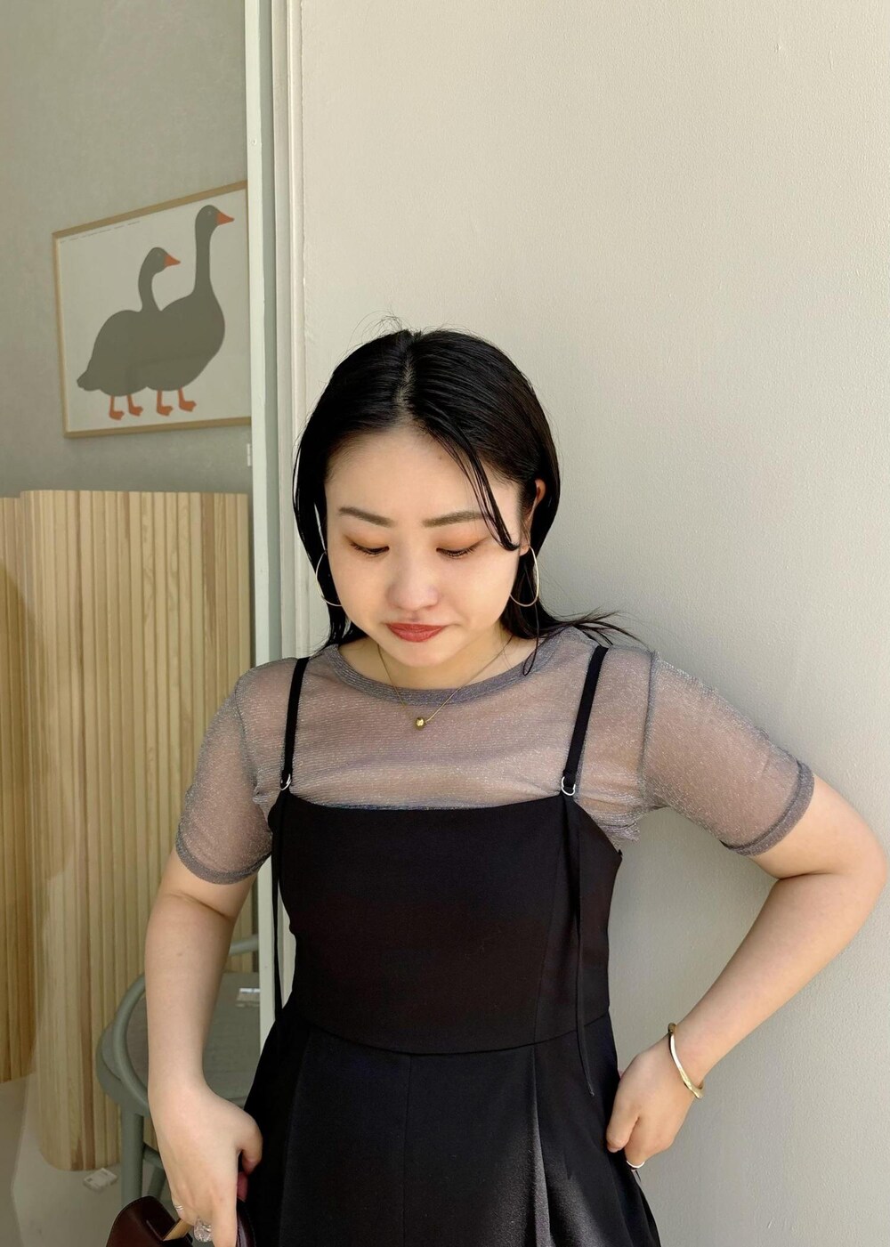 「154㎝、ブラウン、ハンドバッグ、ミニ、ブラック、グレー、カットソー、クルーネック、オールインワン、VIS、WEB限定、低身長、骨格ストレート、イエベ、ブルベ」｜「VISの【洗える】シアーラメレイヤードTシャツ（Tシャツ/カットソー、グレー系）」を使った、MAIさん（レディース・154cm）の夏コーディネートの8枚目の写真