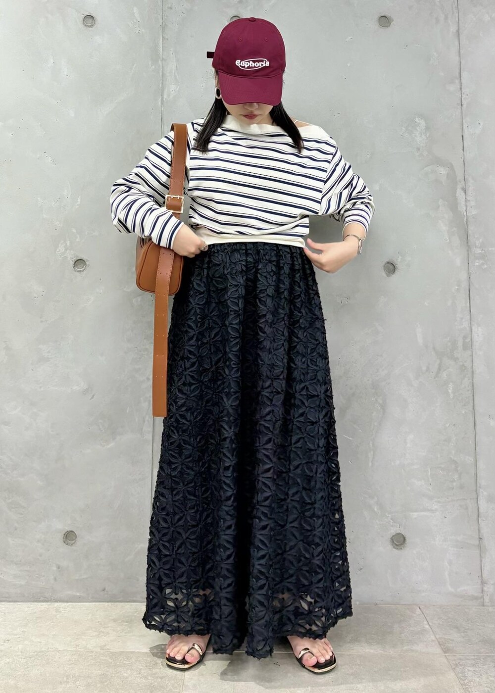「154㎝、春コーデ、オフショル、お出かけ、スカート、ブラック、ホワイト、プルオーバー、カットソー、クルーネック、ボーダー、花柄、総柄、サンダル、フラット」｜「VISの刺繍ロゴキャップ（キャップ、レッド系）」を使った、MAIさん（レディース・154cm）の冬コーディネートの2枚目の写真