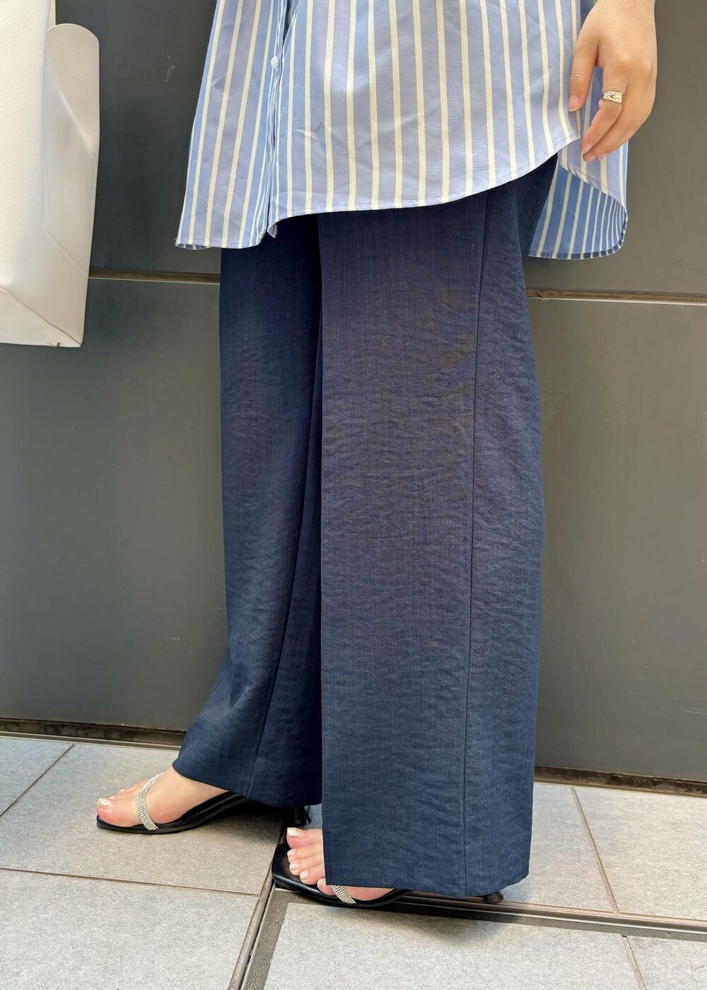 「154㎝、美easy、リラックスパンツ、ハートカットバッグ、ハートバッグ、ホワイト、トートバッグ、ブルー、ブラウス、Vネック、ストライプ、フレンチスリーブ、パンツ、ネイビー、ワイド」｜「VISの【接触冷感・洗える】美easyリネンライクワイドパンツ（スラックス、ブルー系）」を使った、MAIさん（レディース・154cm）の夏コーディネートの9枚目の写真
