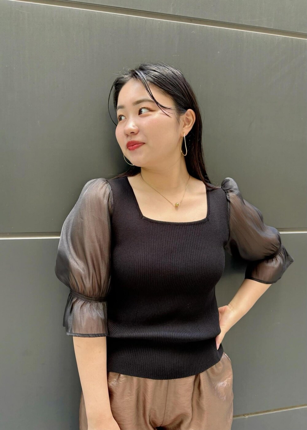 「154㎝、カーゴパンツ、シアー、オーガンジー、着映え、ブラウン、ハンドバッグ、ブラック、リブ、スクエアネック、パンツ、VIS、低身長、骨格ストレート、ブルベ」｜「Juzeのストラップヒールサンダル（サンダル、ブラック系）」を使った、MAIさん（レディース・154cm）の夏コーディネートの7枚目の写真