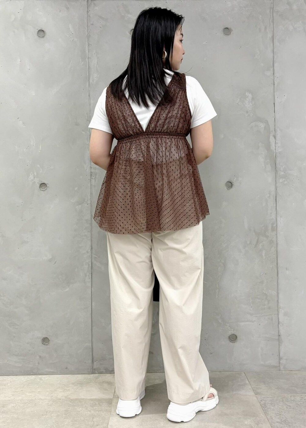 「154㎝、新作、春コーデ、Tシャツ、レイヤード、大人可愛い、ブラウン、ショルダーバッグ、ビスチェ、ベージュ、パンツ、ワイド、サンダル、スポーツサンダル、VIS」｜「VISの横長ショルダーバッグ（ショルダーバッグ、ブラック系）」を使った、MAIさん（レディース・154cm）の春コーディネートの3枚目の写真