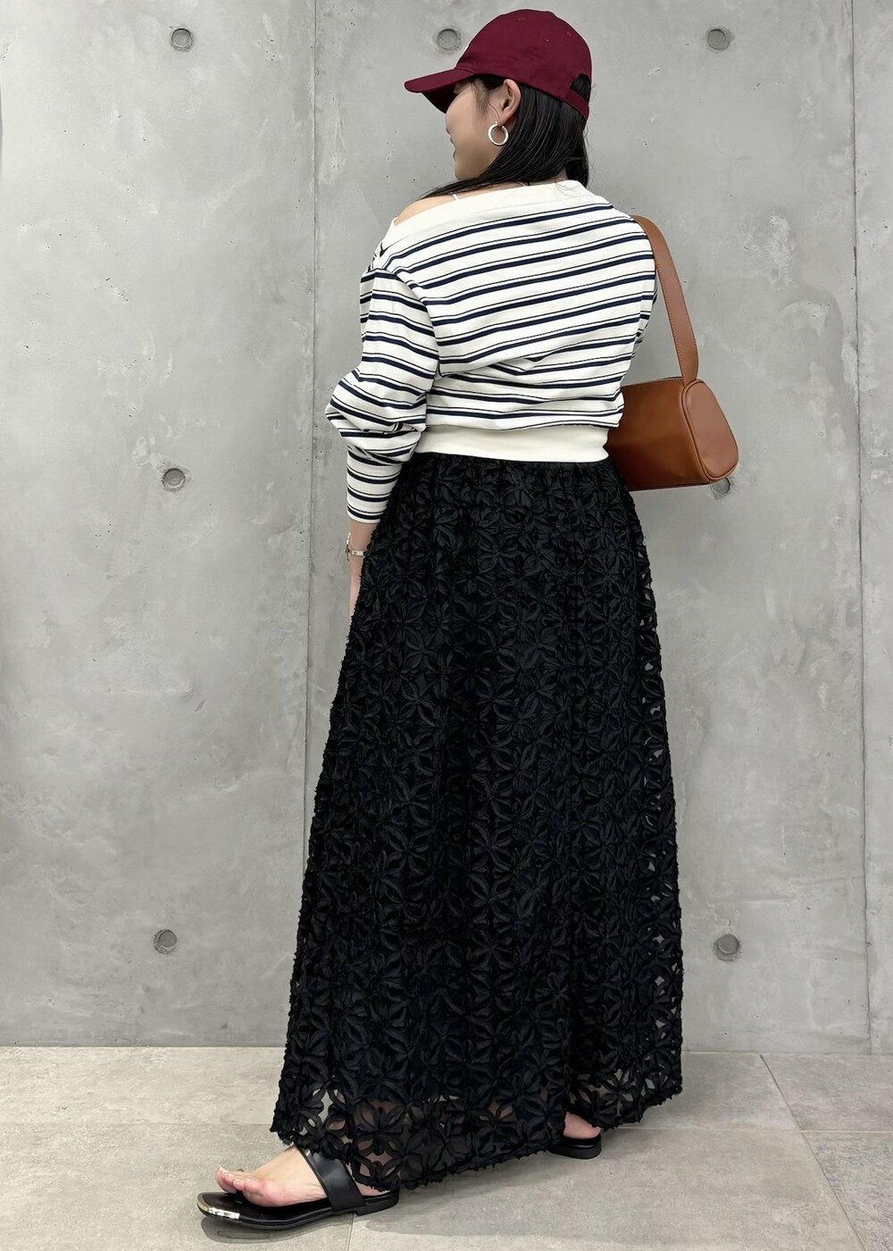 「154㎝、春コーデ、オフショル、お出かけ、スカート、ブラック、ホワイト、プルオーバー、カットソー、クルーネック、ボーダー、花柄、総柄、サンダル、フラット」｜「VISの刺繍ロゴキャップ（キャップ、レッド系）」を使った、MAIさん（レディース・154cm）の冬コーディネートの3枚目の写真