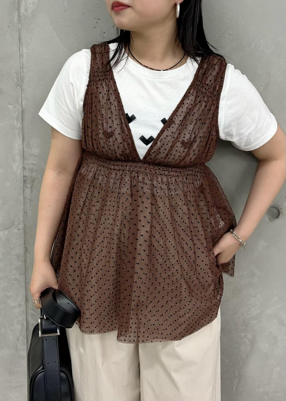 「154㎝、新作、春コーデ、Tシャツ、レイヤード、大人可愛い、ブラウン、ショルダーバッグ、ビスチェ、ベージュ、パンツ、ワイド、サンダル、スポーツサンダル、VIS」｜「VISの横長ショルダーバッグ（ショルダーバッグ、ブラック系）」を使った、MAIさん（レディース・154cm）の春コーディネートの4枚目の写真