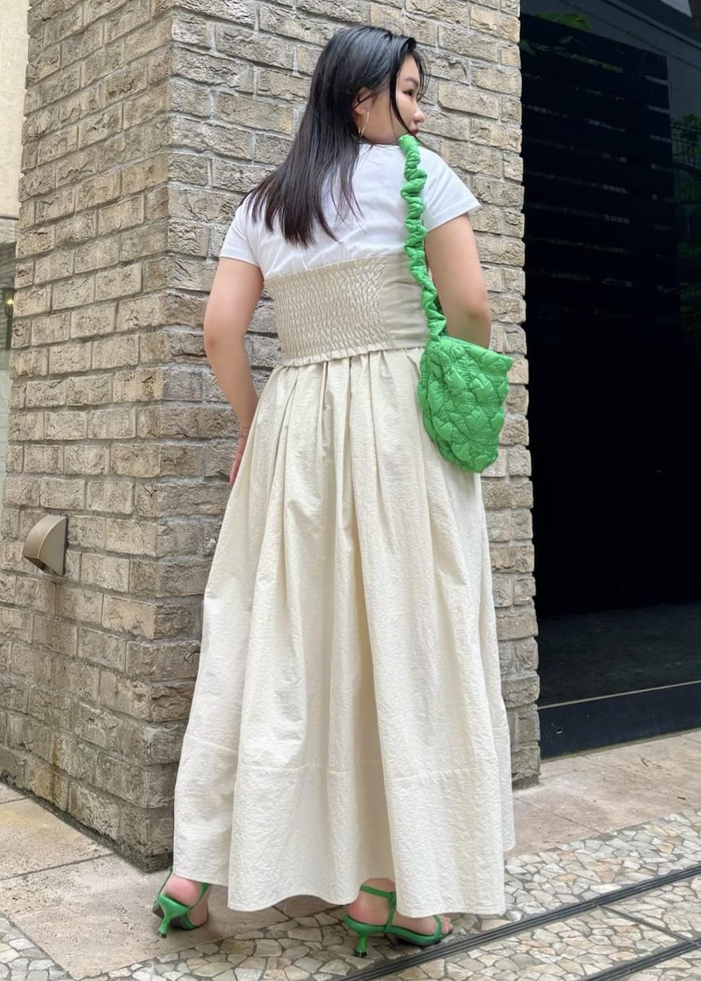 「154㎝、お出かけ、美easy、デザイントップス、きなり、スカート、着映え、Tシャツ、半袖、フレア、マキシ、サンダル、グリーン、ヒール、ストラップ」｜「VISのキルティングくしゅくしゅショルダーバッグ（ショルダーバッグ、グリーン系）」を使った、MAIさん（レディース・154cm）の春コーディネートの2枚目の写真