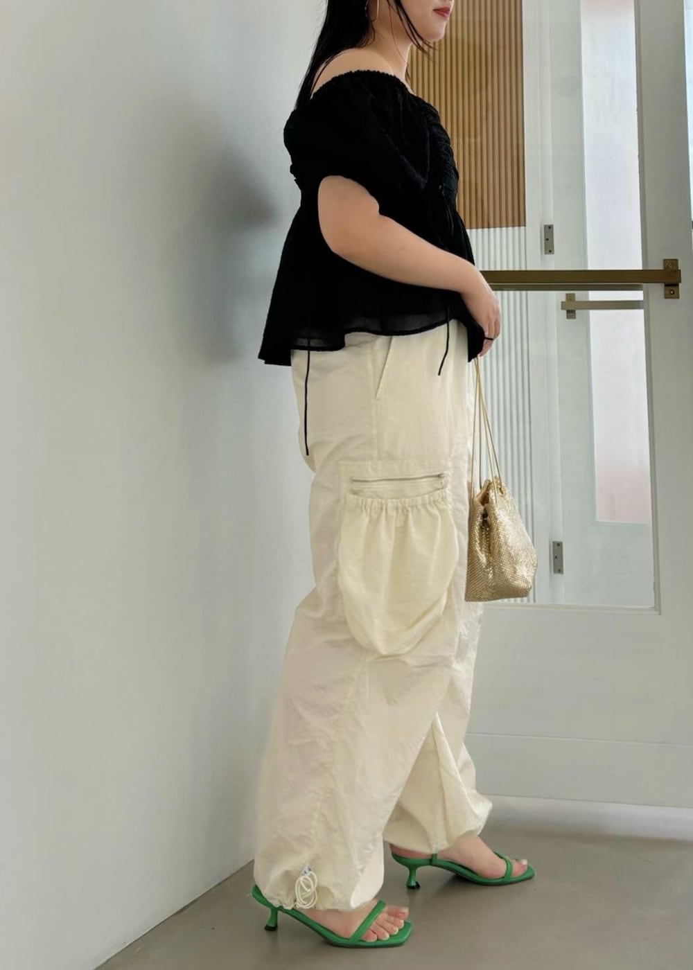 「154㎝、オフショル、LOTTO、コラボアイテム、カーゴパンツ、ハンドバッグ、ミニ、巾着、ブラック、ブラウス、半袖、パンツ、サンダル、グリーン、ヒール」｜「Juzeのストラップヒールサンダル（サンダル、グリーン系）」を使った、MAIさん（レディース・154cm）の夏コーディネートの2枚目の写真