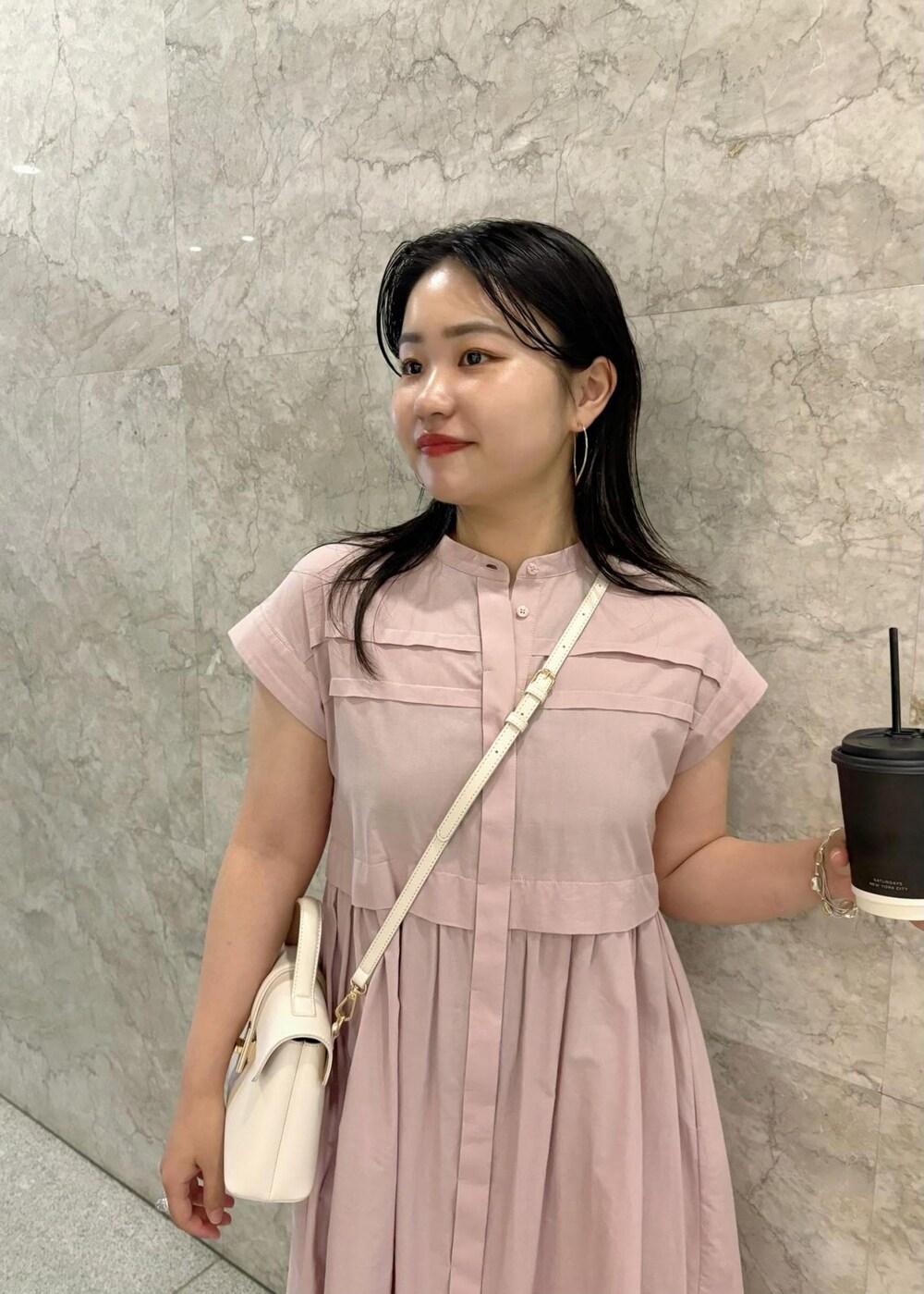 「154㎝、お出かけ、ワンピース、ピンク、フェミニン、キレイ目、VIS、低身長、骨格ストレート、ブルベ」｜「VISの【追加/新色】【2WAY】ひねり金具ワンハンドルミニショルダーバッグ（ショルダーバッグ、ホワイト系）」を使った、MAIさん（レディース・154cm）の春コーディネートの5枚目の写真