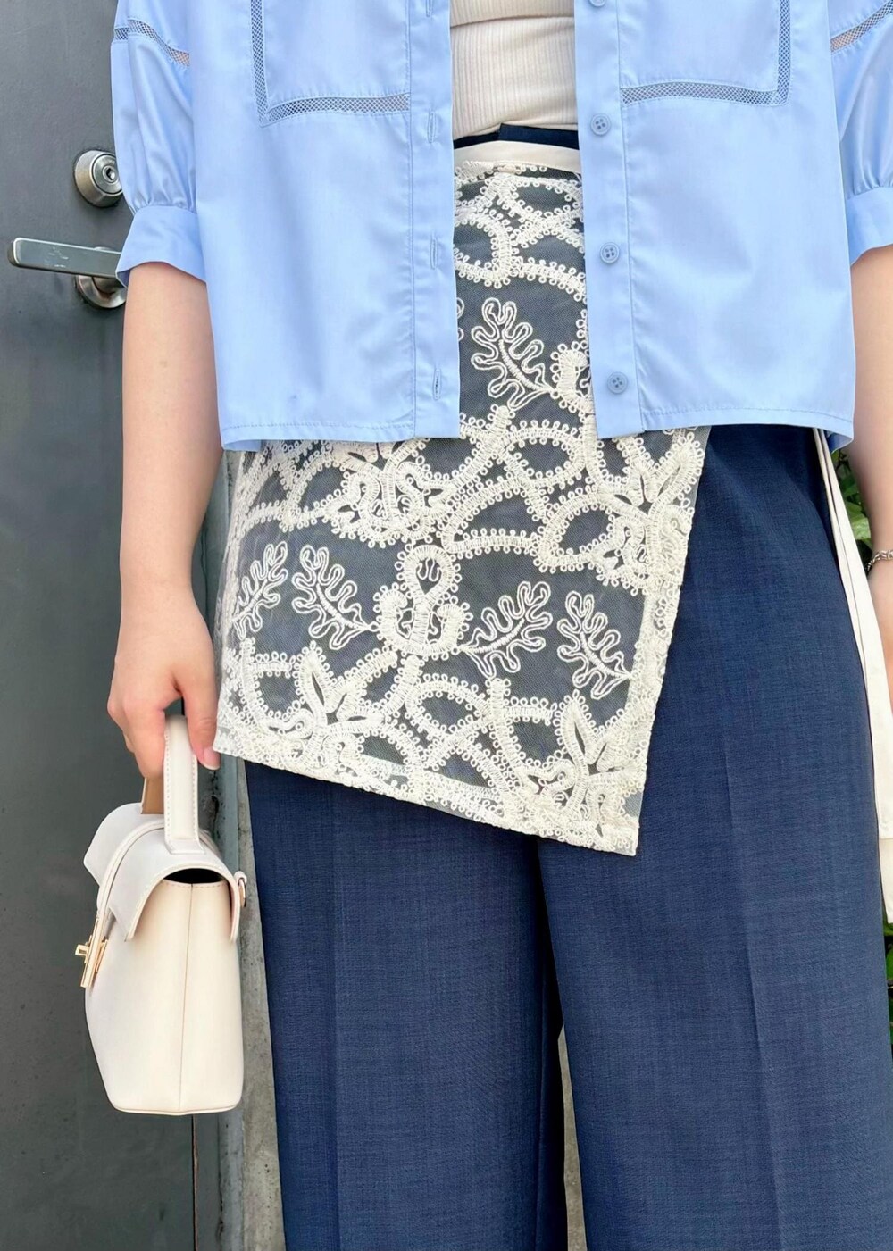 「154㎝、体型カバー、レイヤード、ハンドバッグ、ミニ、ブルー、シャツ、半袖、ライトブルー、パンツ、ネイビー、ワイド、十分丈、サンダル、ヒール」｜「VISの【追加/新色】【2WAY】ひねり金具ワンハンドルミニショルダーバッグ（ショルダーバッグ、ホワイト系）」を使った、MAIさん（レディース・154cm）の夏コーディネートの6枚目の写真