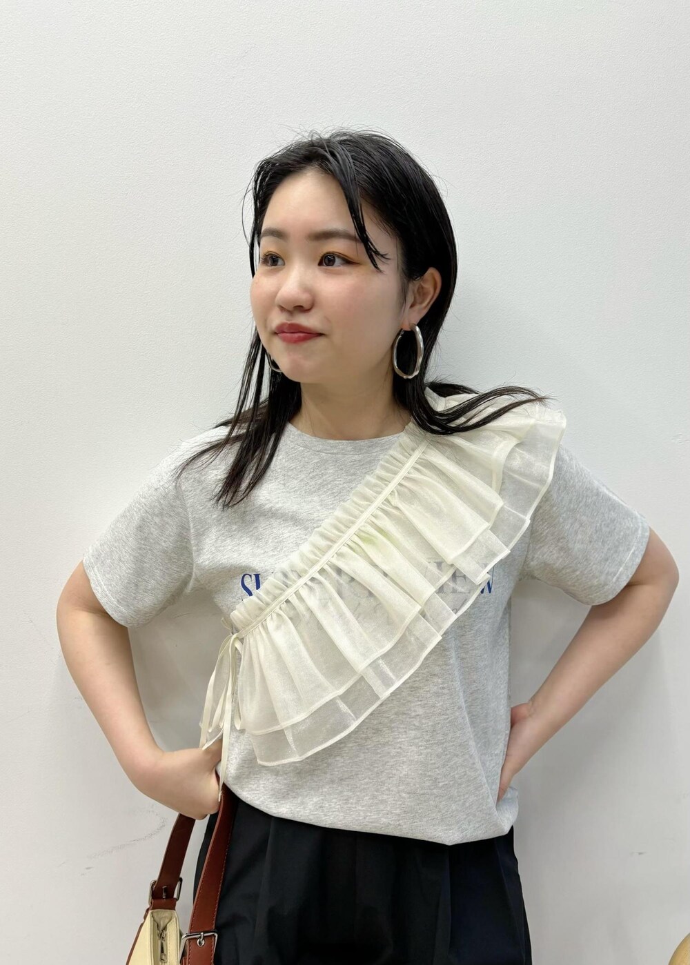 「154㎝、新作、春コーデ、フリル、サッシュ、Tシャツ、お出かけ、厚底、大人可愛い、ブラウン、ショルダーバッグ、ハンドバッグ、ミニ、半袖、ノースリーブ」｜「VISの【洗える】タックギャザーパンツ（その他パンツ、ブラック系）」を使った、MAIさん（レディース・154cm）の春コーディネートの3枚目の写真
