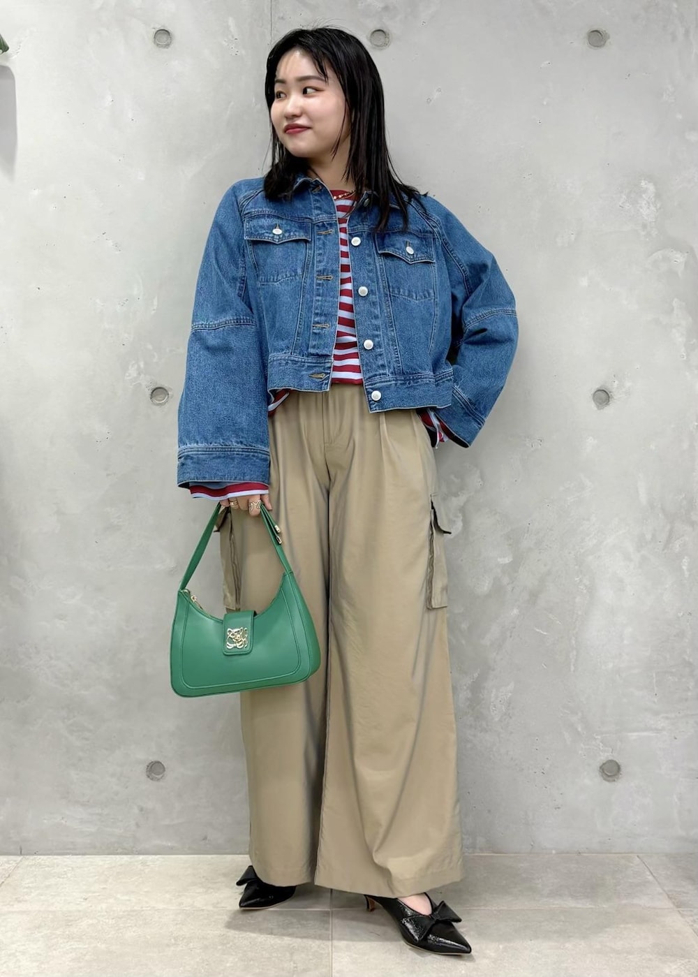 「154㎝、春コーデ、春アウター、アウター、ハンドバッグ、グリーン、ブルー、長袖、デニム、ジャケット、パンツ、ワイド、パンプス、ポインテッドトゥ、VIS」｜「VISの【追加】【180℃美人見え】ハンドルリボンワンショルダーバッグ（ハンドバッグ、グリーン系）」を使った、MAIさん（レディース・154cm）の冬コーディネートの2枚目の写真