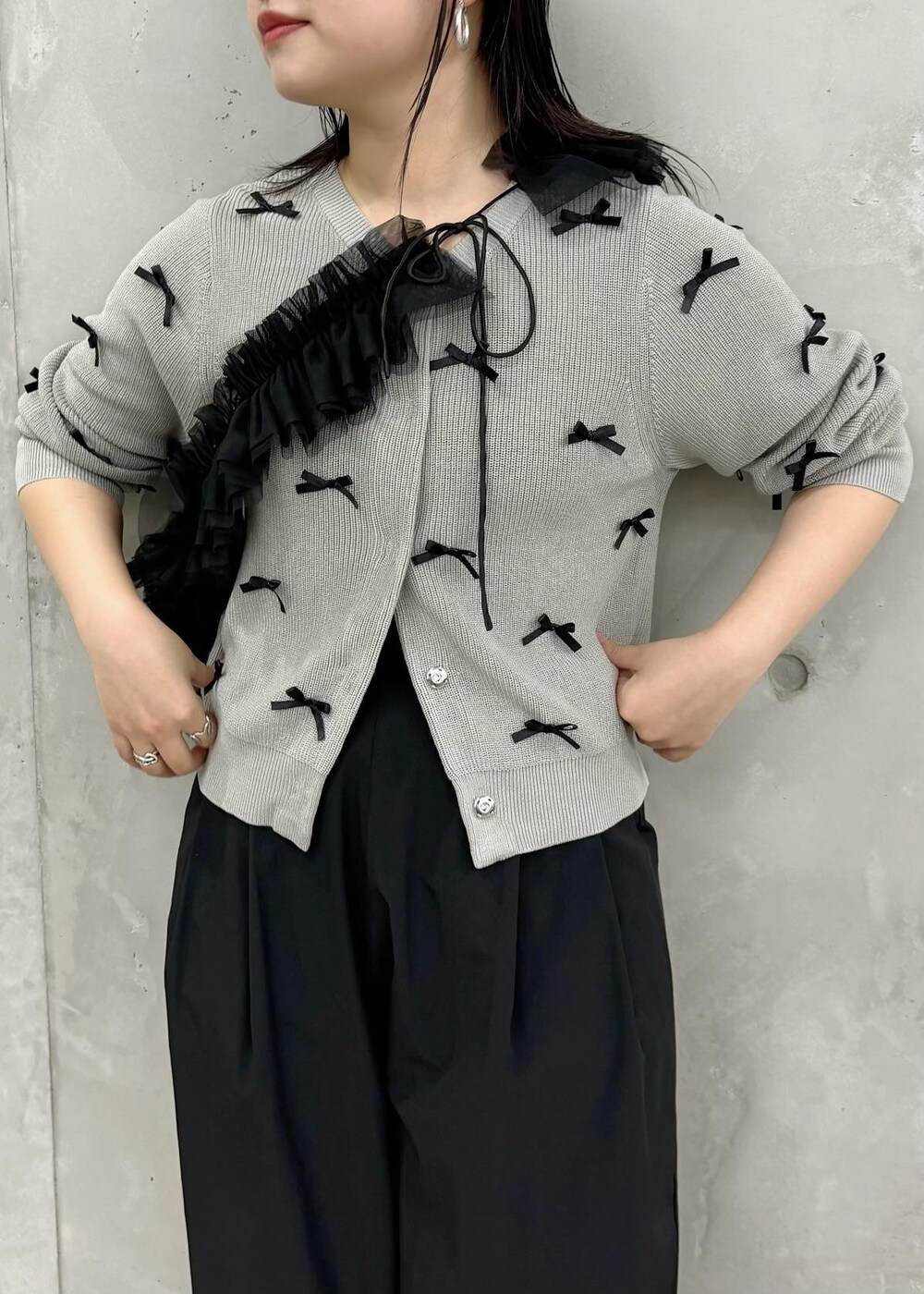 「154㎝、春コーデ、リボン、カーディガン、映えコーデ、お出かけ、チュール、ブラック、グレー、パンツ、ワイド、タック、ストレート、パンプス、ポインテッドトゥ」｜「Juzeのビッグリボンパンプス（パンプス、ブラック系）」を使った、MAIさん（レディース・154cm）の春コーディネートの3枚目の写真