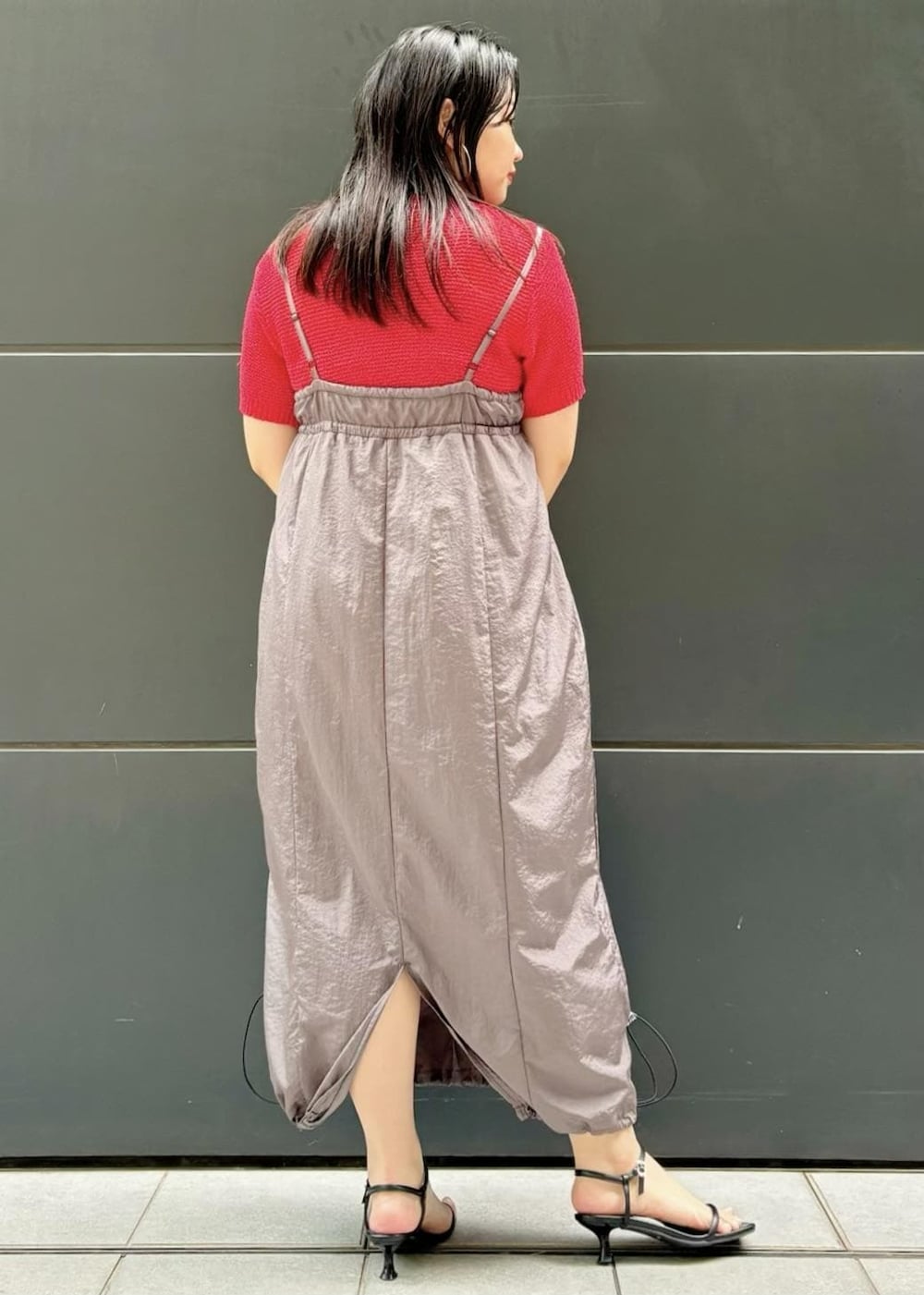 「154㎝、体型カバー、お出かけ、LOTTO、キャミワンピ、スクエア、Tシャツ、レッド、半袖、クルーネック、グレー、ロング、ワンピース、キャミソール、サンダル」｜「VISの【追加/新色】【2WAY】ひねり金具ワンハンドルミニショルダーバッグ（ショルダーバッグ、ホワイト系）」を使った、MAIさん（レディース・154cm）の夏コーディネートの3枚目の写真