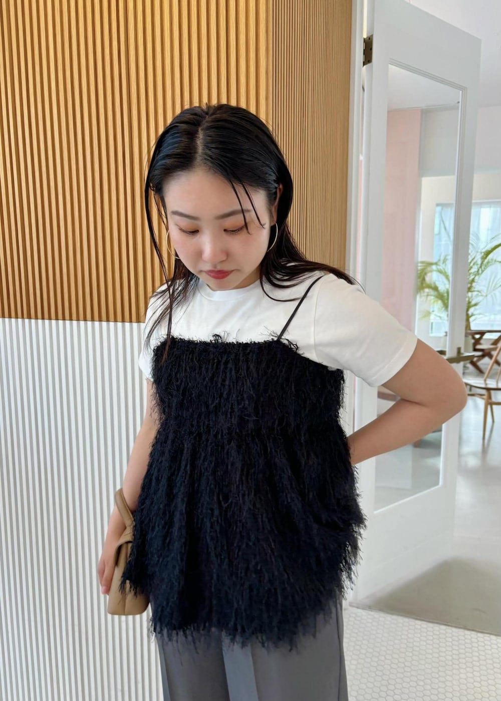 「154㎝、お出かけ、レイヤード、Tシャツ、新作、ブラック、ノースリーブ、フリンジ、キャミソール、ビスチェ、パンツ、グレー、ワイド、ホワイト、サンダル」｜「Juzeのストラップヒールサンダル（サンダル、ホワイト系）」を使った、MAIさん（レディース・154cm）の夏コーディネートの4枚目の写真