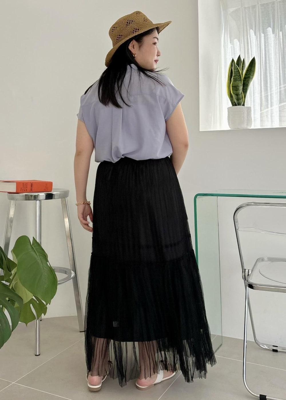 「154㎝、お出かけ、夏ブラウス、ハット、つば広ハット、ホワイト、ハンドバッグ、ミニ、ブルー、ブラウス、フレンチスリーブ、スカート、ロング、プリーツ、マキシ」｜「VISの【追加/新色】【2WAY】ひねり金具ワンハンドルミニショルダーバッグ（ショルダーバッグ、ホワイト系）」を使った、MAIさん（レディース・154cm）の春コーディネートの3枚目の写真