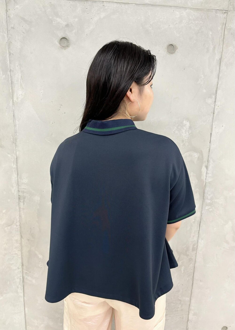 「154㎝、ポロ、パンツ、ヒール、ストラップ、ストラップサンダル、初夏コーデ、夏コーデ、初秋コーデ、お出かけコーデ、スポーツミックス、大人カジュアル、パンツスタイル、体型カバー、カジュアルコーデ」｜「VISのメタルメッシュ巾着ショルダーバッグ（ショルダーバッグ、ゴールド系）」を使った、MAIさん（レディース・154cm）の夏コーディネートの7枚目の写真