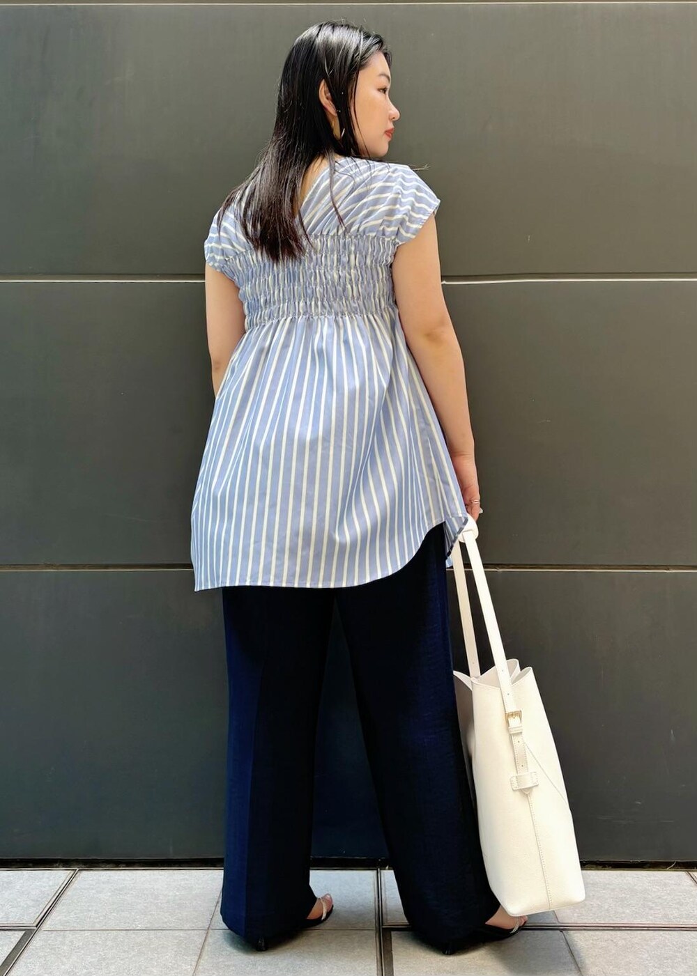 「154㎝、美easy、リラックスパンツ、ハートカットバッグ、ハートバッグ、ホワイト、トートバッグ、ブルー、ブラウス、Vネック、ストライプ、フレンチスリーブ、パンツ、ネイビー、ワイド」｜「VISの【接触冷感・洗える】美easyリネンライクワイドパンツ（スラックス、ブルー系）」を使った、MAIさん（レディース・154cm）の夏コーディネートの3枚目の写真