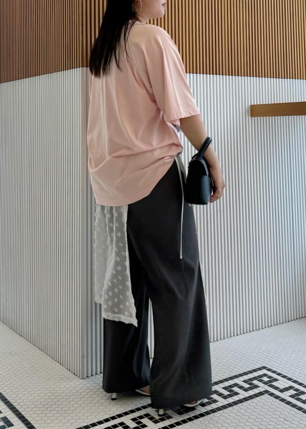 「154㎝、リラックスパンツ、コラボ、LOTTO、Tシャツ、ロゴ、半袖、プリント、グレー、パンツ、ワイド、十分丈、ストレート、サンダル、ヒール」｜「Juzeのストラップヒールサンダル（サンダル、ホワイト系）」を使った、MAIさん（レディース・154cm）の夏コーディネートの2枚目の写真