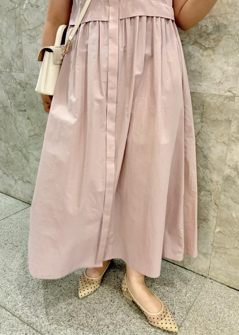 「154㎝、お出かけ、ワンピース、ピンク、フェミニン、キレイ目、VIS、低身長、骨格ストレート、ブルベ」｜「VISの【追加/新色】【2WAY】ひねり金具ワンハンドルミニショルダーバッグ（ショルダーバッグ、ホワイト系）」を使った、MAIさん（レディース・154cm）の春コーディネートの4枚目の写真