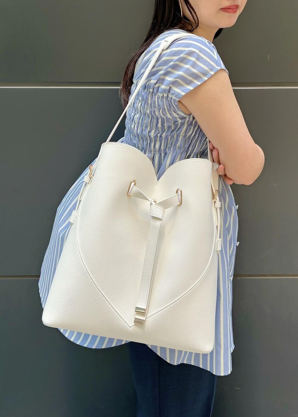「154㎝、美easy、リラックスパンツ、ハートカットバッグ、ハートバッグ、ホワイト、トートバッグ、ブルー、ブラウス、Vネック、ストライプ、フレンチスリーブ、パンツ、ネイビー、ワイド」｜「VISの【接触冷感・洗える】美easyリネンライクワイドパンツ（スラックス、ブルー系）」を使った、MAIさん（レディース・154cm）の夏コーディネートの7枚目の写真